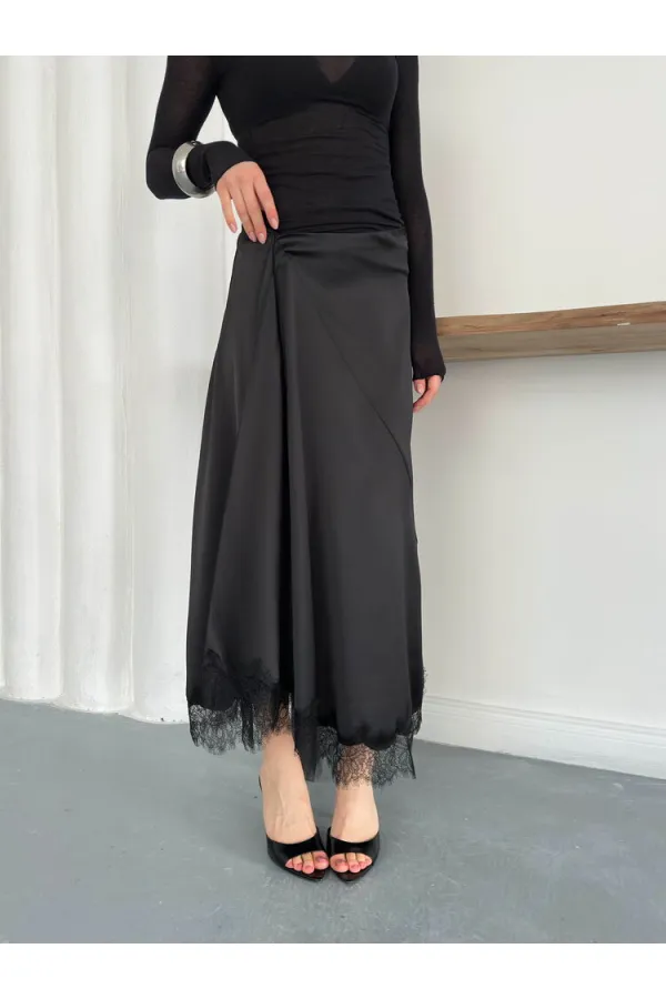 Topshow | Jupe en satin noir avec détails en dentelle | D2930