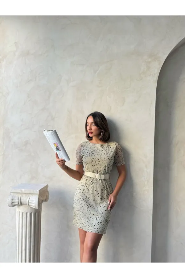 Robe Topshow Stone noire à manches courtes et ceinture, disponible en gros