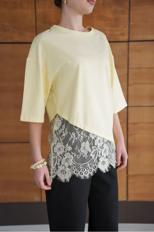 T-shirt asymétrique à détails en dentelle - Jaune | D2953 - Topshow