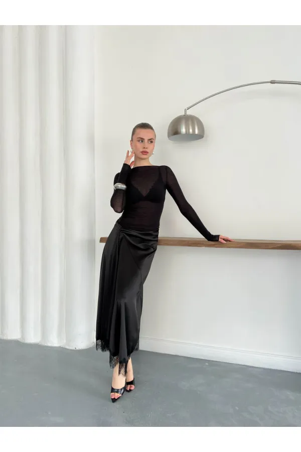 Topshow | Jupe en satin noir avec détails en dentelle | D2930