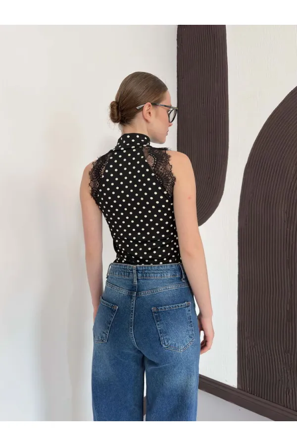 Puantiyeli Balıkcı Yaka Sıfır Kol Dantel Detaylı Bluz - Siyah | D3014 Topshow