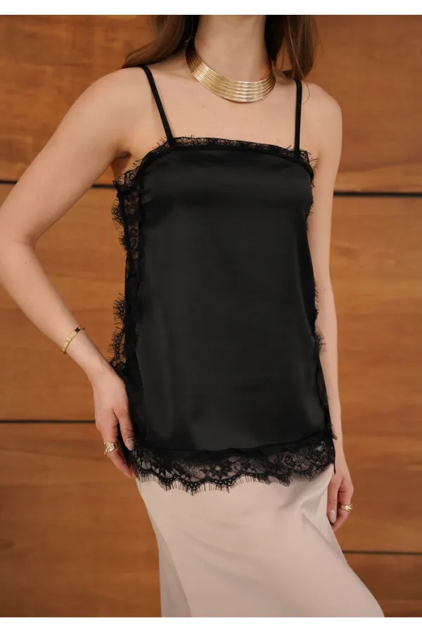 D 2931 Tunique en satin sans bretelles avec détails en dentelle - Noir