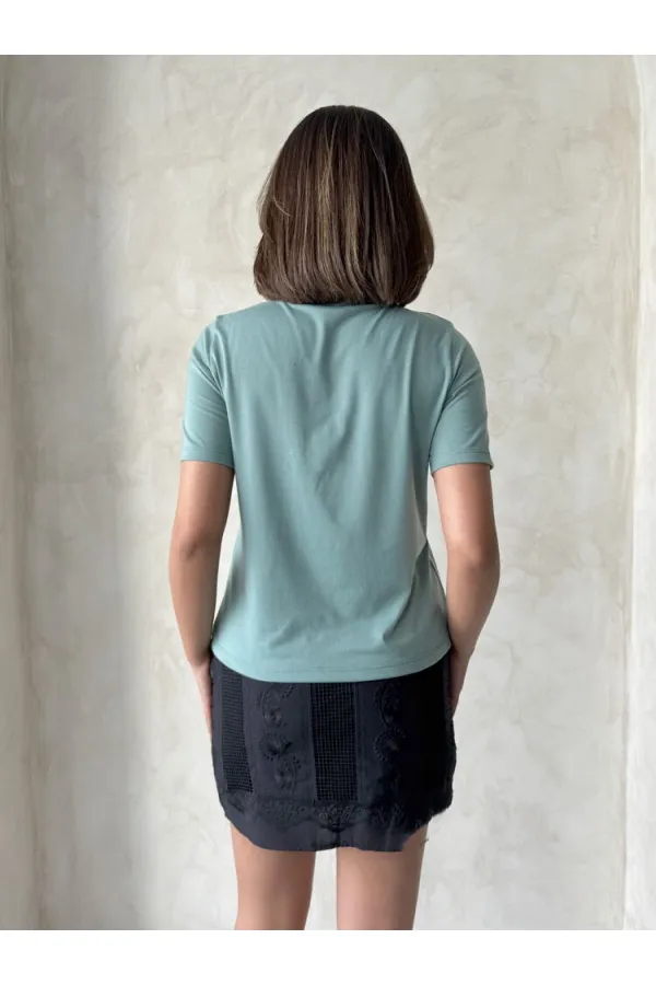 T-shirt Topshow Çağla avec détail de chaîne en pierre, vente en gros