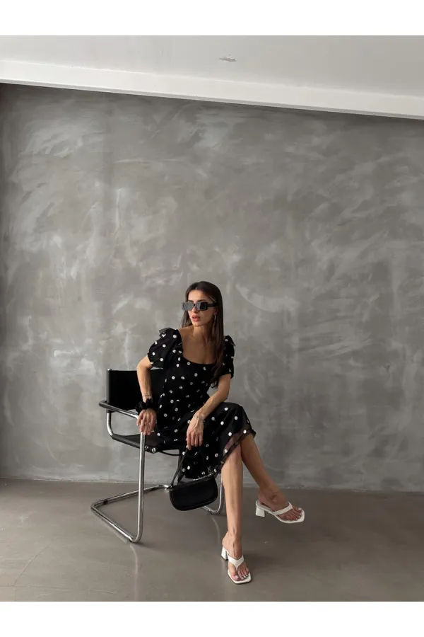 Robe Topshow noire à col bateau et décolleté en gros