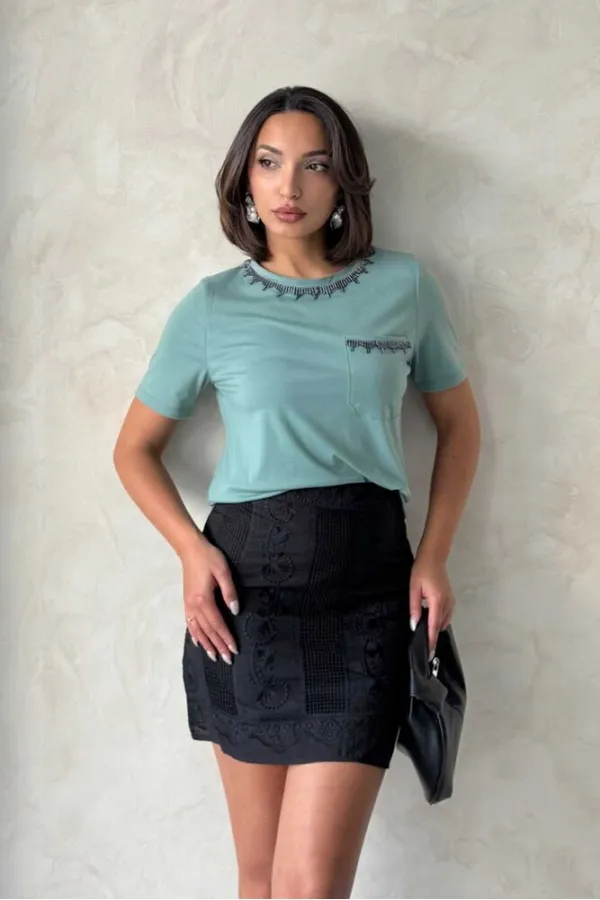 T-shirt Topshow Çağla avec détail de chaîne en pierre, vente en gros