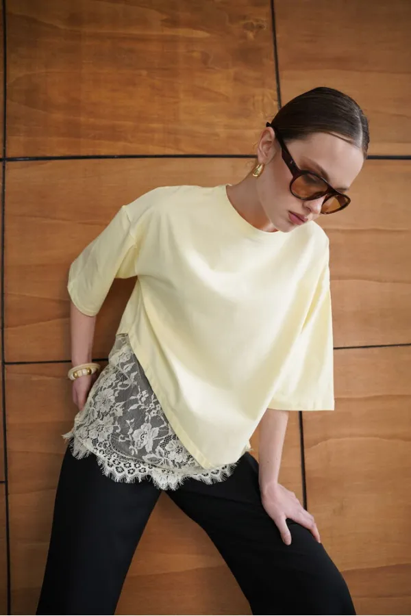 T-shirt asymétrique à détails en dentelle - Jaune | D2953 - Topshow
