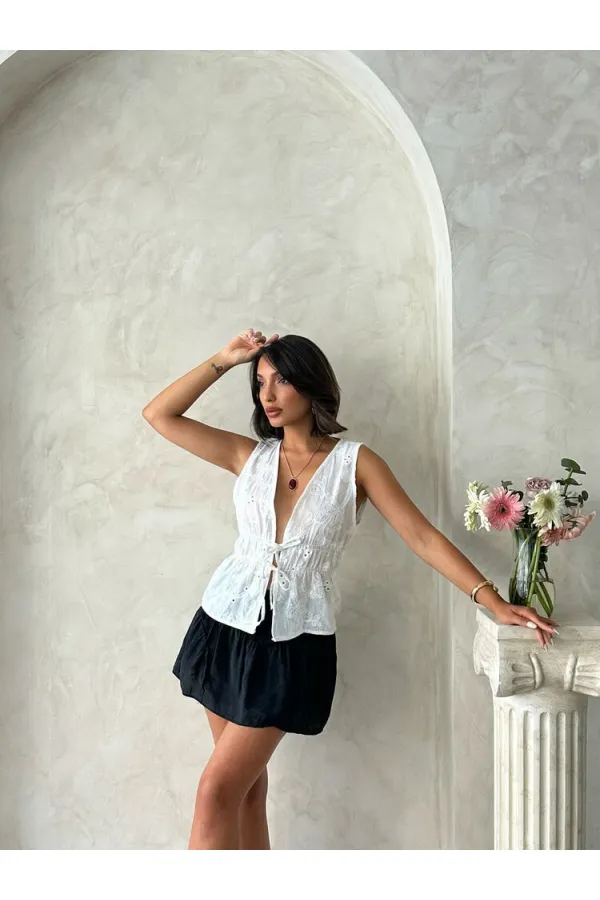 Chemisier en voile brodé avec lien à nouer sur le devant - Crème | Topshow