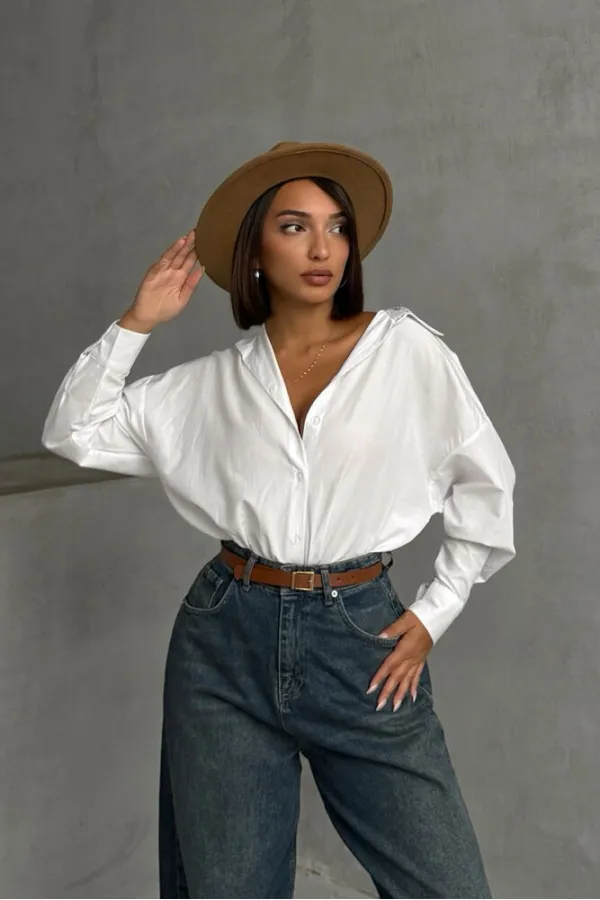 Chemise Topshow blanche avec application au dos (vente en gros) | F1790