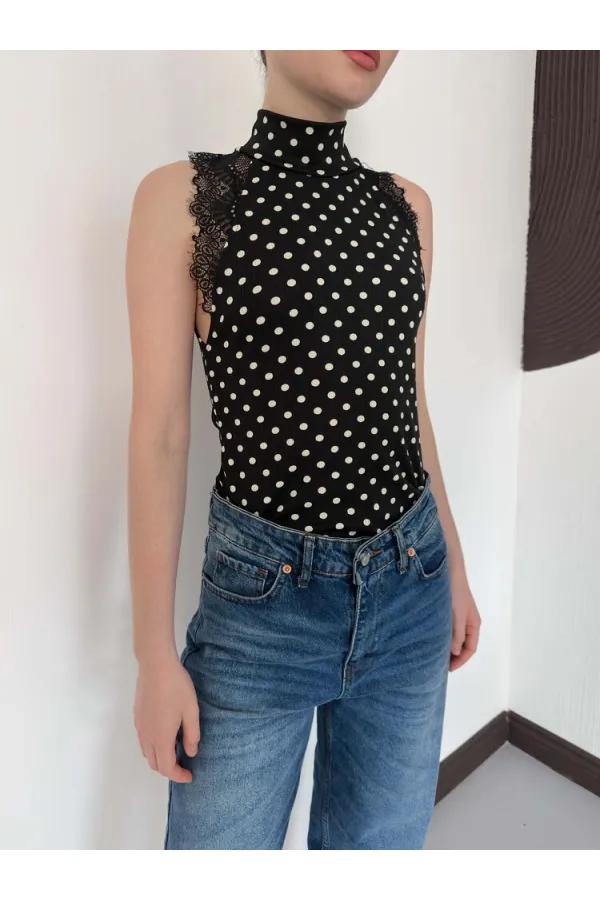 Puantiyeli Balıkcı Yaka Sıfır Kol Dantel Detaylı Bluz - Siyah | D3014 Topshow