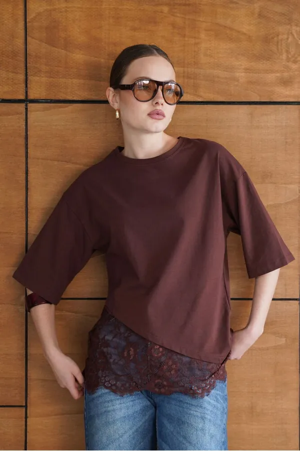 T-shirt asymétrique à détails en dentelle - Marron | D2953 - Topshow