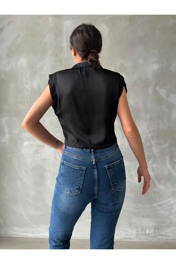 Chemise Topshow noire à manches zéro en satin au-dessus du ventre (vente en gros)