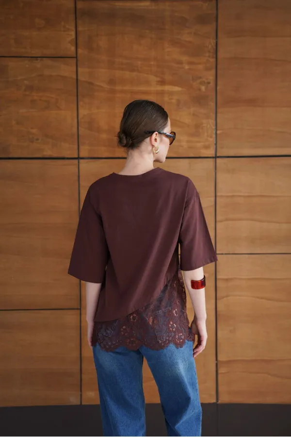 T-shirt asymétrique à détails en dentelle - Marron | D2953 - Topshow