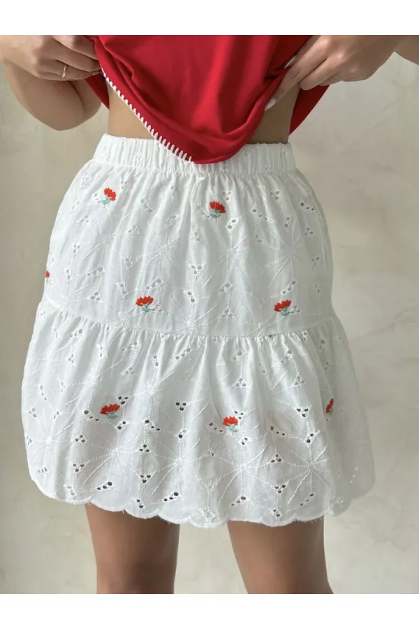 Jupe Topshow rouge à fleurs brodée au-dessus du genou (vente en gros)