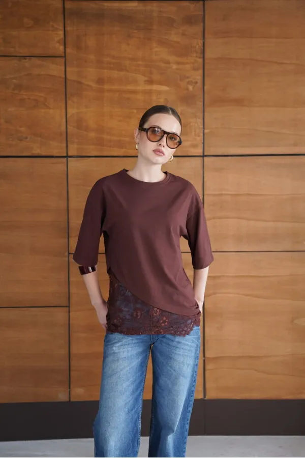 T-shirt asymétrique à détails en dentelle - Marron | D2953 - Topshow