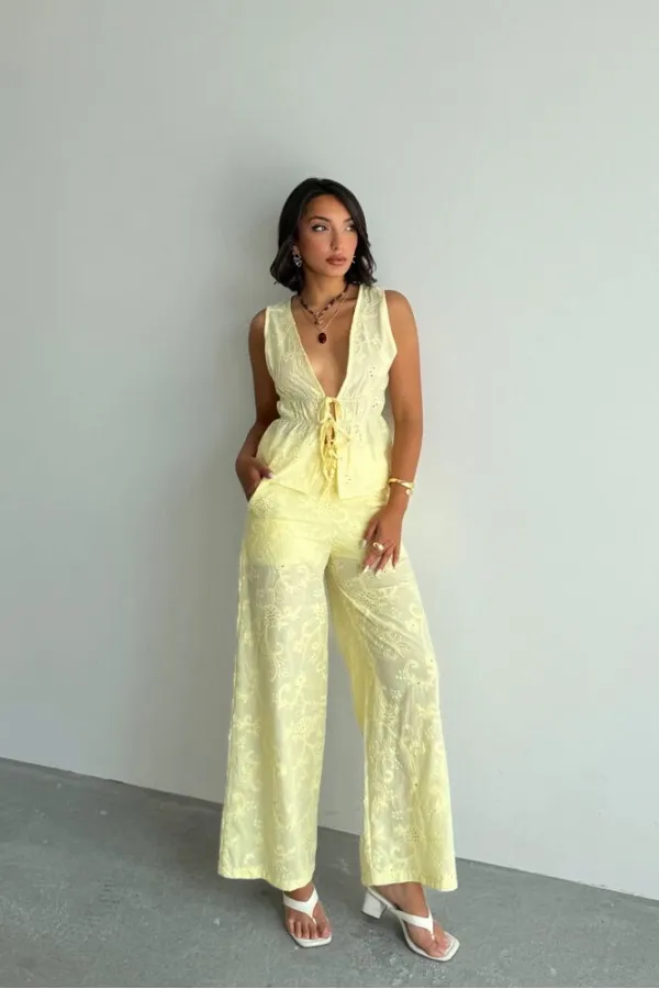 Chemisier en voile brodé avec lien à nouer sur le devant - Jaune | Topshow