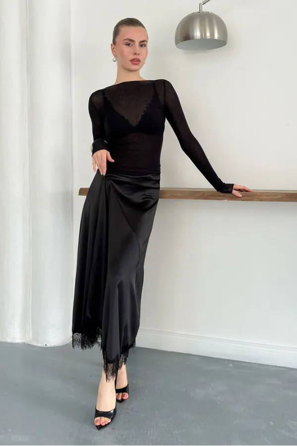 Topshow | Jupe en satin noir avec détails en dentelle | D2930