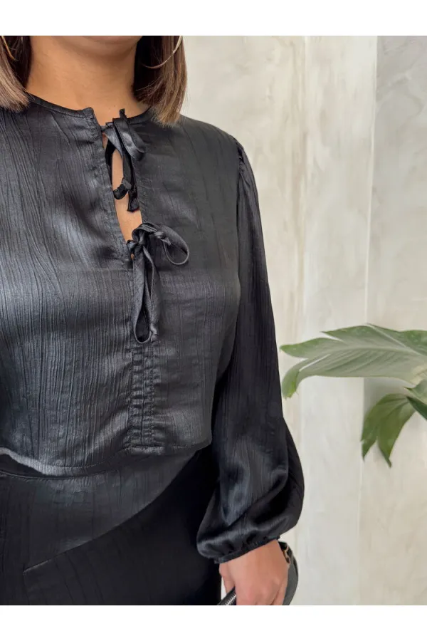 Kraşlı Saten Önden Bağlamalı Toptan Bluz - Siyah | Topshow | F1916