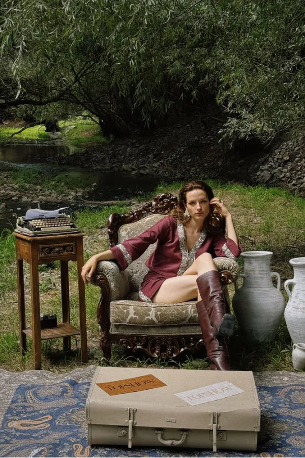 Chemise bordeaux à col en V et motifs ethniques Topshow Wholesale – Style chic et moderne – Bordeaux | F1971