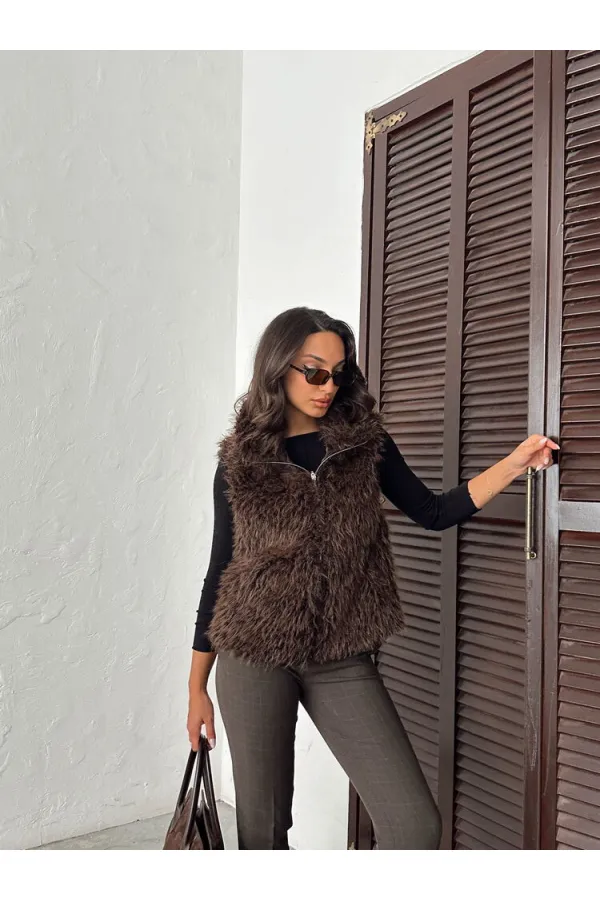 Gilet en fausse fourrure pour femme Topshow (vente en gros) – Fermeture éclair, texture douce – Marron foncé | F2046