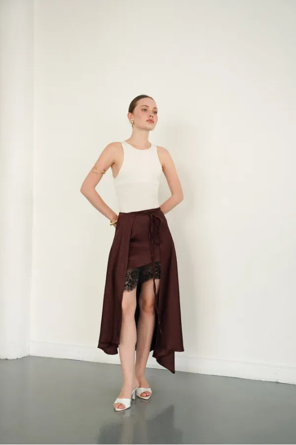 Jupe en satin marron avec détails en dentelle | D2976 - Topshow