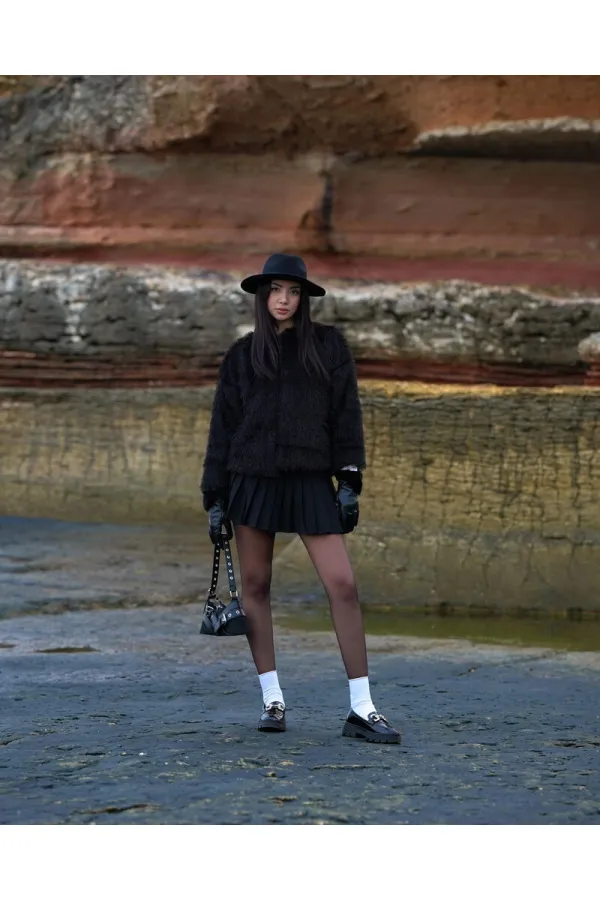 Veste en fausse fourrure noire TOPSHOW en gros | F1640