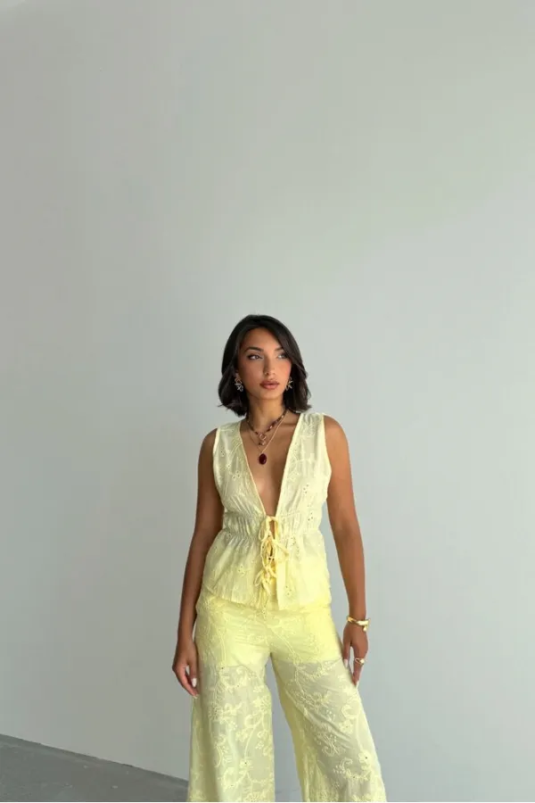 Chemisier en voile brodé avec lien à nouer sur le devant - Jaune | Topshow