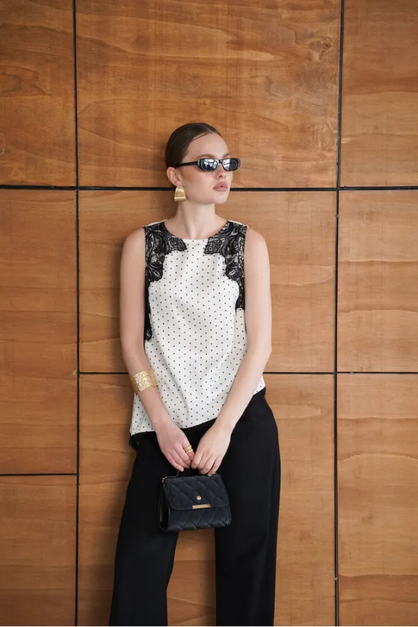 T-shirt en satin à pois et détails en dentelle - Crème | D2961 - Topshow