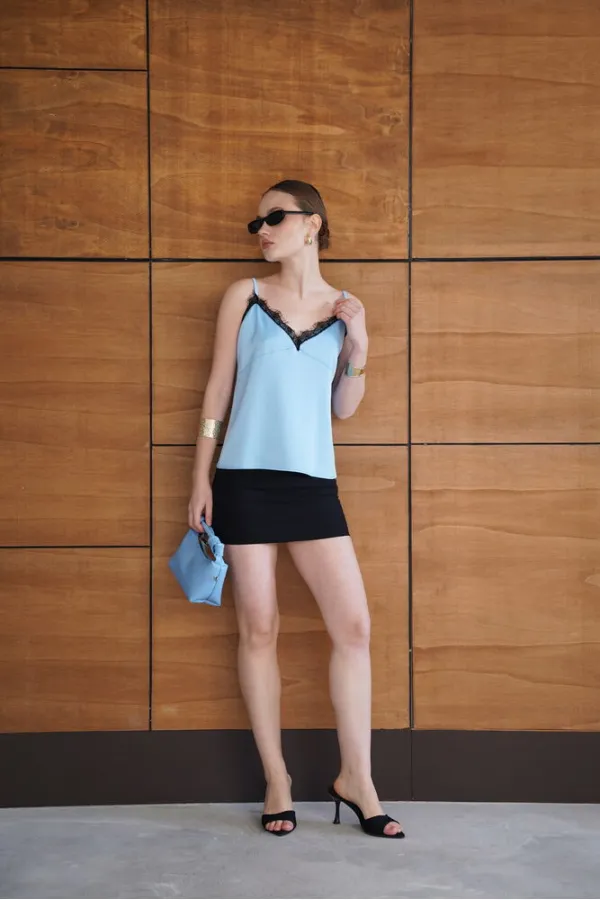 Débardeur en satin bleu avec détails en dentelle | D2929 - Topshow