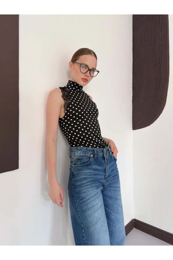 Puantiyeli Balıkcı Yaka Sıfır Kol Dantel Detaylı Bluz - Siyah | D3014 Topshow