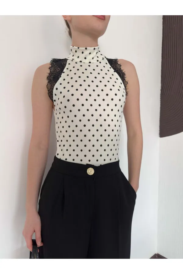 Puantiyeli Balıkcı Yaka Sıfır Kol Dantel Detaylı Bluz - Krem | D3014 Topshow