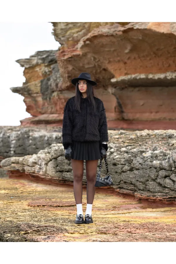 Veste en fausse fourrure noire TOPSHOW en gros | F1640