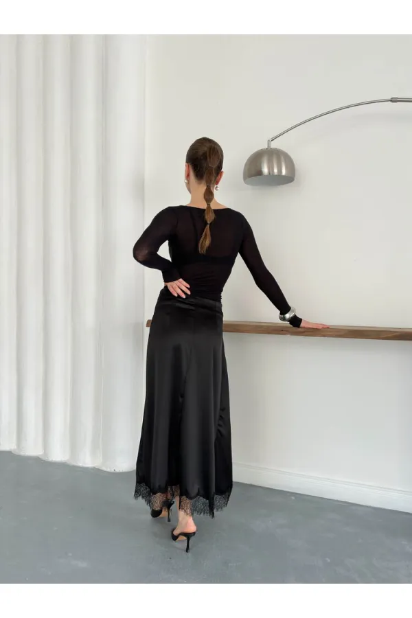 Topshow | Jupe en satin noir avec détails en dentelle | D2930