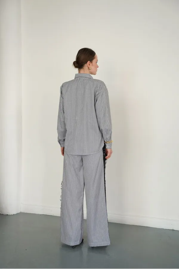 Pantalon rayé à détails en dentelle - Noir | F2083 - Topshow