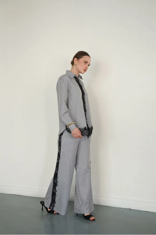 Pantalon rayé à détails en dentelle - Noir | F2083 - Topshow