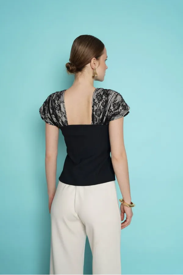 Blouse à col bateau avec détails en dentelle aux épaules - Noir | D2994 - Topshow