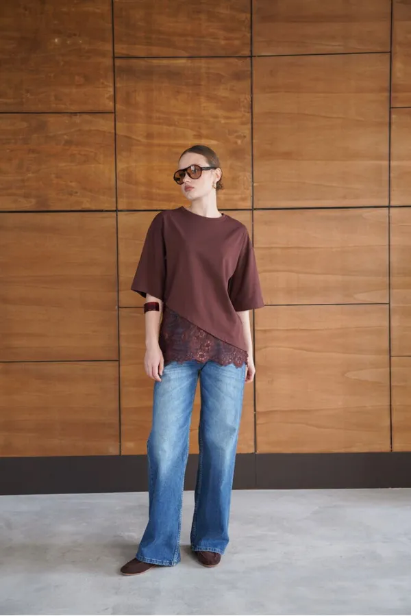 T-shirt asymétrique à détails en dentelle - Marron | D2953 - Topshow