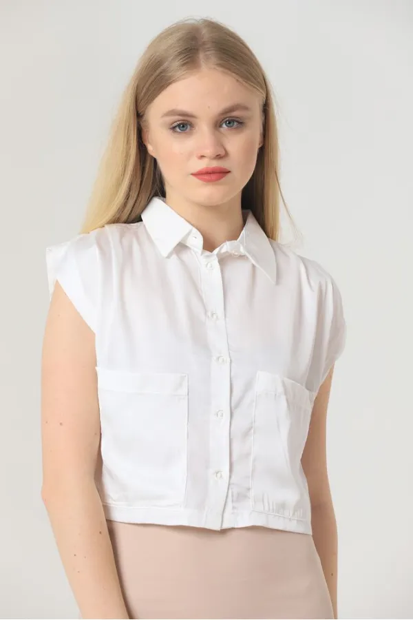 Chemise Topshow crème à manches zéro en satin au-dessus du ventre (vente en gros)