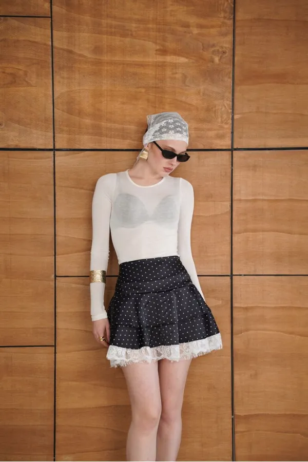 Jupe en satin à pois avec détails en dentelle - Noir | D2962 - Topshow