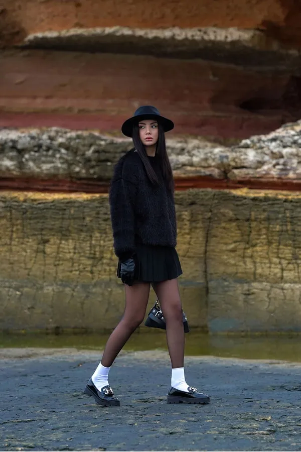 Veste en fausse fourrure noire TOPSHOW en gros | F1640