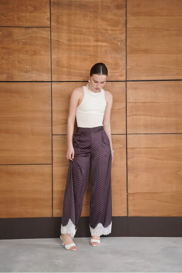 Pantalon en satin à pois avec ourlet en dentelle - Marron | D2970 - Topshow