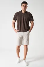 Short beige pour homme avec ceinture semi-élastiquée et détails dorés