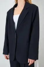 Veste blazer noire à quatre boutons et poches passepoilées pour femme