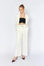 Veste en satin crème et or pour femme, à un seul bouton.