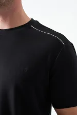 T-shirt noir à col rond pour homme avec détail de large bande sur les épaules