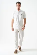 T-shirt blanc pour homme avec col boutonné et détails rayés