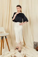 Jupe longue en satin blanc cassé pour femme, modèle 238, avec ourlet en dentelle