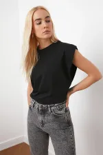 T-shirt court basique noir à col rond et manches deux pour femme