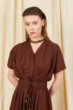 Robe en popeline à manches basses et détails plissés, boutonnée sur le devant, couleur café, modèle 199.