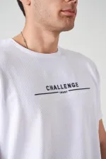 Erkek Beyaz Bisiklet Yaka Enjeksiyon Baskı Challenge Yazılı Tişört