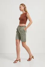 Kadın Haki Beli Kemerli Licralı Gabardin Midi Şort